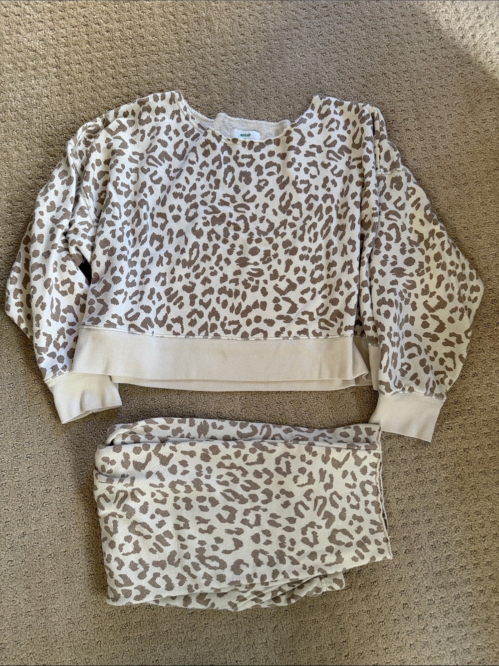 Arie leopard, print, sweatsuit, crewneck sweatshirt and cropped pants s / xs - Picture 5 of 5